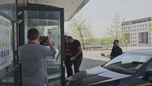 U TOKU SASLUŠANJE SREĆKA SOFRONIJEVIĆA: Srbin iz Zvečana doveden u Osnovni sud u Prištini - Zabranjen pristup supruzi i novinarima (VIDEO) U TOKU SASLUŠANJE SREĆKA SOFRONIJEVIĆA: Srbin iz Zvečana doveden u Osnovni sud u Prištini - Zabranjen pristup supruzi i novinarima (VIDEO)