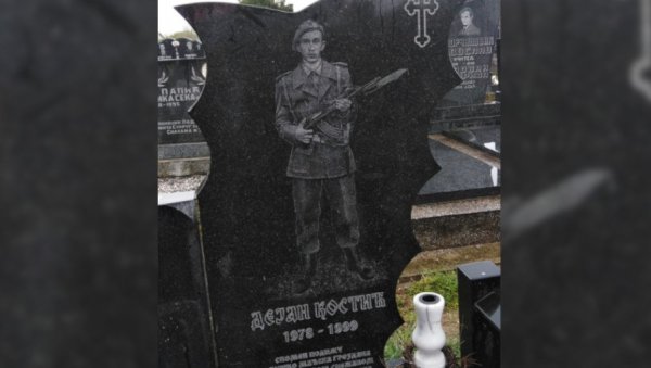 ОТАЏБИНУ ВОЛЕО ВИШЕ ОД ЖИВОТА: У Кленку одата почаст хероју са Кошара Дејану Костићу - Из Аустрије дошао да добровољно брани земљу (ФОТО) ОТАЏБИНУ ВОЛЕО ВИШЕ ОД ЖИВОТА: У Кленку одата почаст хероју са Кошара Дејану Костићу - Из Аустрије дошао да добровољно брани земљу (ФОТО)