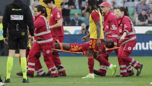 UŽAS NA MEČU UDINEZE - ROMA: Igraču gostujuće ekipe pozlilo na terenu, meč prekinut! UŽAS NA MEČU UDINEZE - ROMA: Igraču gostujuće ekipe pozlilo na terenu, meč prekinut!