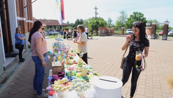 ХУМАНИТАРНО ОСЛИКАВАЊЕ УСКРШЊИХ ЈАЈА: Васкршњи базар код Житишта, прикуљали новац за игралиште (ФОТО)