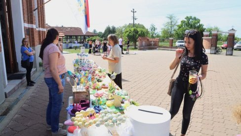 HUMANITARNO OSLIKAVANJE USKRŠNJIH JAJA: Vaskršnji bazar kod Žitišta, prikuljali novac za igralište (FOTO) HUMANITARNO OSLIKAVANJE USKRŠNJIH JAJA: Vaskršnji bazar kod Žitišta, prikuljali novac za igralište (FOTO)