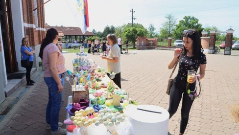 HUMANITARNO OSLIKAVANJE USKRŠNJIH JAJA: Vaskršnji bazar kod Žitišta, prikuljali novac za igralište (FOTO)