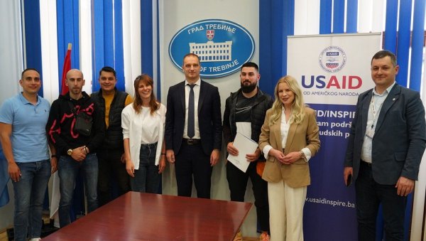 ПОДРШКА МЛАДИМ ПРЕДУЗЕТНИЦИМА: Потписани уговори са незапосленим Требињцима ПОДРШКА МЛАДИМ ПРЕДУЗЕТНИЦИМА: Потписани уговори са незапосленим Требињцима