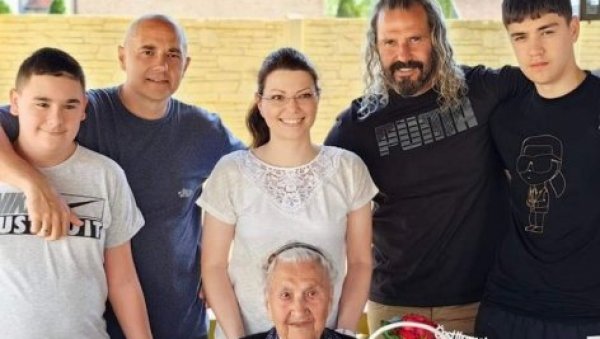 ПРОСЛАВИЛА 100. РОЂЕНДАН: Бака Јованка Павков из Раткова са децом, унуцима и праунуцима обележила век од свог рођења (ФОТО) ПРОСЛАВИЛА 100. РОЂЕНДАН: Бака Јованка Павков из Раткова са децом, унуцима и праунуцима обележила век од свог рођења (ФОТО)