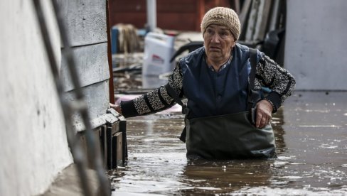 EVAKUISANO PREKO 100 HILJADA LJUDI: Najveće poplave u poslednjih 80 godina, ljudi beže glavom bez obzira da se spasu vodene bujice (FOTO) EVAKUISANO PREKO 100 HILJADA LJUDI: Najveće poplave u poslednjih 80 godina, ljudi beže glavom bez obzira da se spasu vodene bujice (FOTO)