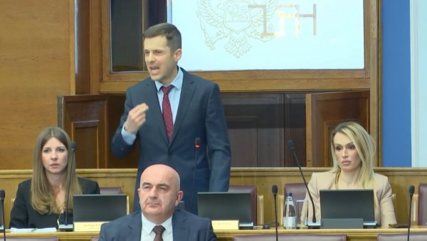 ЕНЕРГЕТИКА ПОД НАПОНОМ: Министра Сашу Мујовића посланици критиковали због партијског кадрирања и милионских губитака ЕНЕРГЕТИКА ПОД НАПОНОМ: Министра Сашу Мујовића посланици критиковали због партијског кадрирања и милионских губитака