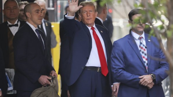 ИСТОРИЈСКО СУЂЕЊЕ: Трамп стигао на суд, оптужбе негирао и оценио их као политички мотивисане ИСТОРИЈСКО СУЂЕЊЕ: Трамп стигао на суд, оптужбе негирао и оценио их као политички мотивисане