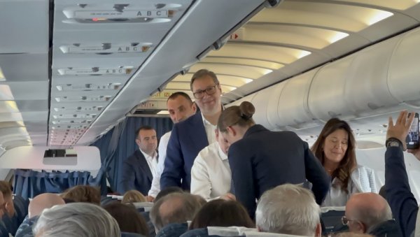 ВУЧИЋ РАЗГОВАРАО СА ПУТНИЦИМА: Председник на првом лету за Мостар - Авион слетео, следи церемонија (ФОТО/ВИДЕО) ВУЧИЋ РАЗГОВАРАО СА ПУТНИЦИМА: Председник на првом лету за Мостар - Авион слетео, следи церемонија (ФОТО/ВИДЕО)