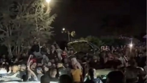 NEREDI U SIDNEJU - FLAŠE I CIGLE NA POLICIJU:  Suzavcem protiv grupe koja je pokušala da probije kordon (VIDEO)