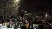 NEREDI U SIDNEJU - FLAŠE I CIGLE NA POLICIJU:  Suzavcem protiv grupe koja je pokušala da probije kordon (VIDEO)