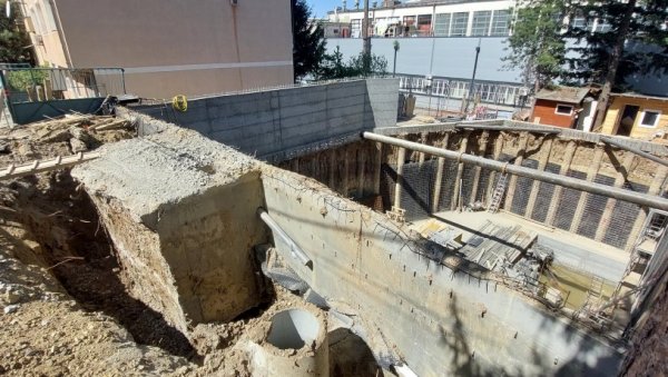 ЗИДАЈУ, ПА НАПРАВИЛИ КЛИЗИШТЕ: У Прешевској улици на Звездари грађани страхују због велике рупе на асфалту ЗИДАЈУ, ПА НАПРАВИЛИ КЛИЗИШТЕ: У Прешевској улици на Звездари грађани страхују због велике рупе на асфалту