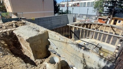 ZIDAJU, PA NAPRAVILI KLIZIŠTE: U Preševskoj ulici na Zvezdari građani strahuju zbog velike rupe na asfaltu ZIDAJU, PA NAPRAVILI KLIZIŠTE: U Preševskoj ulici na Zvezdari građani strahuju zbog velike rupe na asfaltu