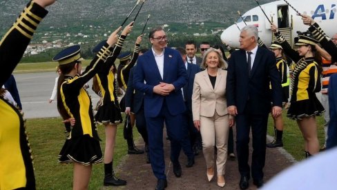 VUČIĆ SLETEO U MOSTAR: Unapred mogu da kažem da sam siguran da će ova linija da napravi veliki uspeh VUČIĆ SLETEO U MOSTAR: Unapred mogu da kažem da sam siguran da će ova linija da napravi veliki uspeh