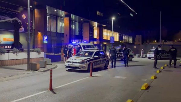 ТУКЛИ СЕ ПАЛИЦАМА, КОРИСТИЛИ СУЗАВАЦ: Више људи повређено у масовној тучи у Сарајеву (ВИДЕО) ТУКЛИ СЕ ПАЛИЦАМА, КОРИСТИЛИ СУЗАВАЦ: Више људи повређено у масовној тучи у Сарајеву (ВИДЕО)