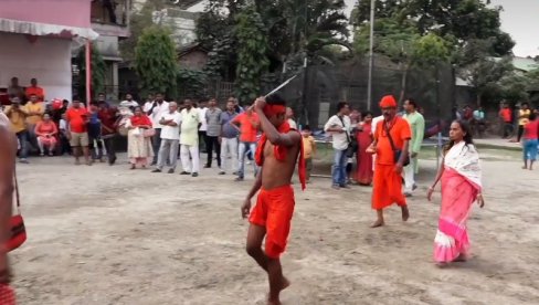 (UZNEMIRUJUĆE) NAVUČENI NA ODANOST: Jeziv ritual hindusa (VIDEO)