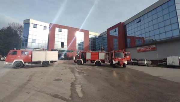 СРЕЋОМ НИКО НИЈЕ ПОВРЕЂЕН: Угашен пожар у пљеваљском Хотелу Франца СРЕЋОМ НИКО НИЈЕ ПОВРЕЂЕН: Угашен пожар у пљеваљском Хотелу Франца