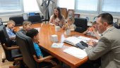 UPOZNAVANJE ZANIMANJA LJUDI: Predškolci iz Dragosinjaca posetili gradonačelnika Kraljeva UPOZNAVANJE ZANIMANJA LJUDI: Predškolci iz Dragosinjaca posetili gradonačelnika Kraljeva