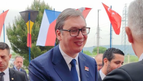 Vučić se sastao sa Srbima iz Mostara Vučić se sastao sa Srbima iz Mostara