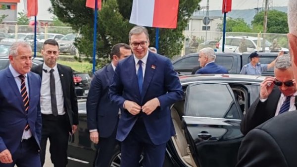 ВУЧИЋ НА ПИТАЊЕ НОВОСТИ: БиХ је једна од најважнијих извозних дестинација Србије - то је за нас страшно важно тржиште ВУЧИЋ НА ПИТАЊЕ НОВОСТИ: БиХ је једна од најважнијих извозних дестинација Србије - то је за нас страшно важно тржиште