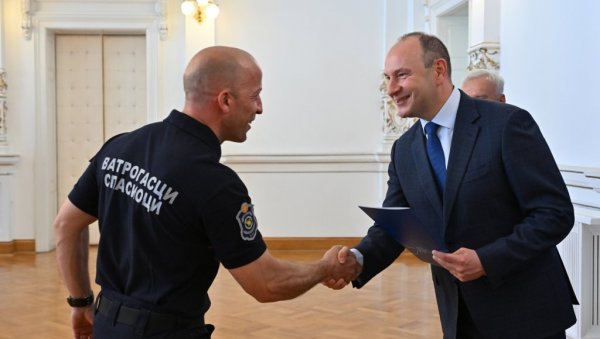 ОСТВАРИЛИ ИЗУЗЕТНЕ РЕЗУЛТАТЕ: Градоначелник Новог Сада Милан Ђурић уручио награде најбољим полицајцима и ватрогасцима (ФОТО) ОСТВАРИЛИ ИЗУЗЕТНЕ РЕЗУЛТАТЕ: Градоначелник Новог Сада Милан Ђурић уручио награде најбољим полицајцима и ватрогасцима (ФОТО)