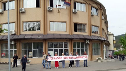 PLJEVALJSKI BIBLIOTEKARI TRAŽE SMENE: Još jedan štrajk upozorenja zaposlenih u Biblioteci (FOTO)