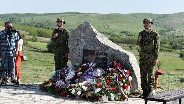 ЗА ДОМОВИНУ СУ ДАЛИ НАЈВРЕДНИЈЕ - ЖИВОТЕ: Одата почаст седморици припадника 78. моторизоване бригаде, страдалим у удару НАТО пројектила ЗА ДОМОВИНУ СУ ДАЛИ НАЈВРЕДНИЈЕ - ЖИВОТЕ: Одата почаст седморици припадника 78. моторизоване бригаде, страдалим у удару НАТО пројектила