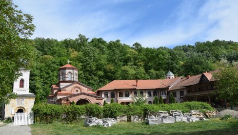 ČUDESNA ISCELJENJA U MILJKOVOM MANASTIRU: Hram u ataru sela Gložane pohode vernici tražeći rešenje svojih problema (FOTO) ČUDESNA ISCELJENJA U MILJKOVOM MANASTIRU: Hram u ataru sela Gložane pohode vernici tražeći rešenje svojih problema (FOTO)