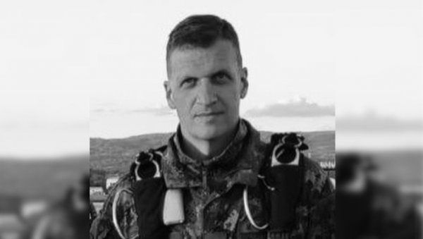 ВУЧЕВИЋ ОБЈАВИО ФОТОГРАФИЈУ ПОГИНУЛОГ ЗАСТАВНИКА: Опростио се потресним речима од Мијодрага Тошковића (ФОТО) ВУЧЕВИЋ ОБЈАВИО ФОТОГРАФИЈУ ПОГИНУЛОГ ЗАСТАВНИКА: Опростио се потресним речима од Мијодрага Тошковића (ФОТО)