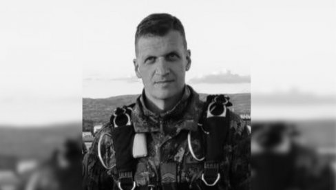 POSLEDNJI ISPRAĆAJ TRAGIČNO NASTRADALOG ZASTAVNIKA: Mijodrag Tošković sahranjen uz najveće vojne počasti u Staroj Pazovi POSLEDNJI ISPRAĆAJ TRAGIČNO NASTRADALOG ZASTAVNIKA: Mijodrag Tošković sahranjen uz najveće vojne počasti u Staroj Pazovi