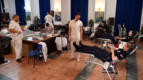 ХУМАНИТАРНА АКЦИЈА У СРЕМСКОЈ КАМЕНИЦИ: Гашић и будући полицајци добровољно дали крв (ФОТО) ХУМАНИТАРНА АКЦИЈА У СРЕМСКОЈ КАМЕНИЦИ: Гашић и будући полицајци добровољно дали крв (ФОТО)