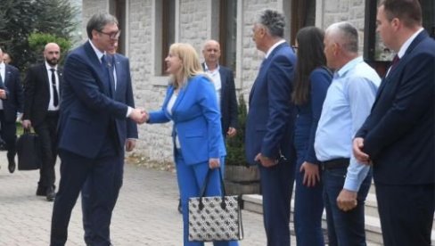 ПАЖЉИВО СЛУШАМ КОЈЕ СУ ЊИХОВЕ ПОТРЕБЕ Вучић разговарао са представницима српске заједнице у Мостару (ФОТО) ПАЖЉИВО СЛУШАМ КОЈЕ СУ ЊИХОВЕ ПОТРЕБЕ Вучић разговарао са представницима српске заједнице у Мостару (ФОТО)