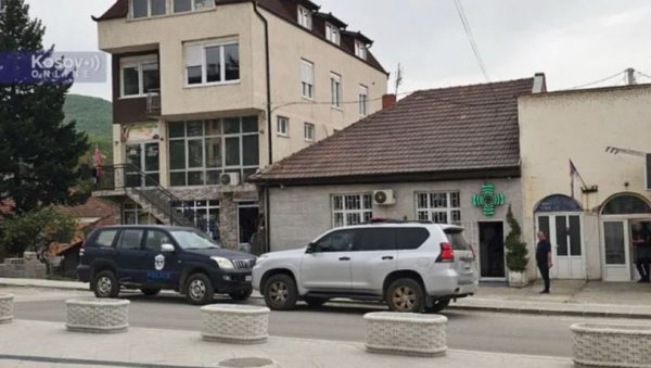 НОВА ТОРТУРА НАД СРБИМА НА КИМ: Царина и тржишна инспекција уз помоћ такозване косовске полиције врше претрес апотеке у Лепосавићу (ВИДЕО) НОВА ТОРТУРА НАД СРБИМА НА КИМ: Царина и тржишна инспекција уз помоћ такозване косовске полиције врше претрес апотеке у Лепосавићу (ВИДЕО)