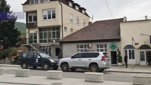 NOVA TORTURA NAD SRBIMA NA KIM: Carina i tržišna inspekcija uz pomoć takozvane kosovske policije vrše pretres apoteke u Leposaviću (VIDEO) NOVA TORTURA NAD SRBIMA NA KIM: Carina i tržišna inspekcija uz pomoć takozvane kosovske policije vrše pretres apoteke u Leposaviću (VIDEO)