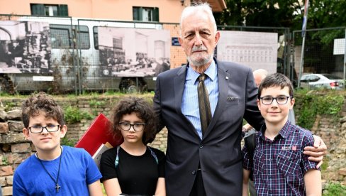 I PESMA I MOLITVA IMAJU KRILA I OČI DUŠE: Meša konačno u rukama Selimira Radulovića (FOTO) I PESMA I MOLITVA IMAJU KRILA I OČI DUŠE: Meša konačno u rukama Selimira Radulovića (FOTO)
