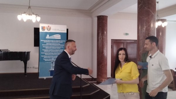 ВЛАСНИК НЕКРЕТНИНЕ БИЋЕ ЖЕНА: У Војводини још 30 породица добило финансијску помоћ за куповину кућа ВЛАСНИК НЕКРЕТНИНЕ БИЋЕ ЖЕНА: У Војводини још 30 породица добило финансијску помоћ за куповину кућа