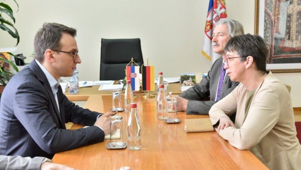 ПРИШТИНА СВАКОДНЕВНО ГЕНЕРИШЕ НОВЕ КРИЗЕ: За своја недела још је и награђена ПРИШТИНА СВАКОДНЕВНО ГЕНЕРИШЕ НОВЕ КРИЗЕ: За своја недела још је и награђена