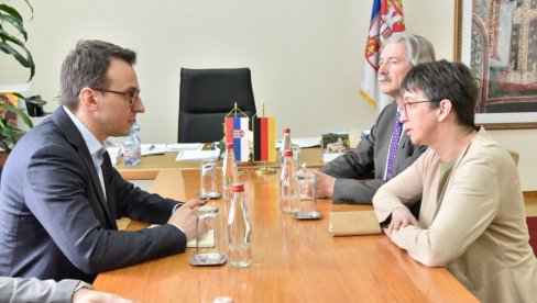 PRIŠTINA SVAKODNEVNO GENERIŠE NOVE KRIZE: Za svoja nedela još je i nagrađena PRIŠTINA SVAKODNEVNO GENERIŠE NOVE KRIZE: Za svoja nedela još je i nagrađena