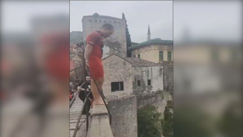 ХИТ СНИМАК ИЗ МОСТАРА: Младић скаче са Старог моста (ВИДЕО) ХИТ СНИМАК ИЗ МОСТАРА: Младић скаче са Старог моста (ВИДЕО)