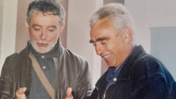 ПОНОСАН САМ ШТО МИ ЈЕ ДОБРИЦА ПОСВЕТИО ПЕСМУ: Љубиша стихове чува урамљене, у рукопису, крај многобројних награда ПОНОСАН САМ ШТО МИ ЈЕ ДОБРИЦА ПОСВЕТИО ПЕСМУ: Љубиша стихове чува урамљене, у рукопису, крај многобројних награда