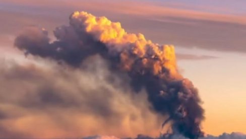 ALARM U INDONEZIJI: Preti cunami posle erupcije vulkana - aerodrom zatvoren zbog pepela, hitna evakuacija 1.500 ljudi (VIDEO) ALARM U INDONEZIJI: Preti cunami posle erupcije vulkana - aerodrom zatvoren zbog pepela, hitna evakuacija 1.500 ljudi (VIDEO)