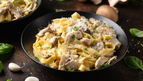 ОВО ЈЕ НАЈБОЉИ ИТАЛИЈАНСКИ РЕЦЕПТ: Предлог за ручак - Алфредо паста са белим месом и сосом од печурака