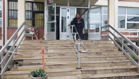 OBNOVA STEPENICA: Radovi na glavnom ulazu u kraljevačku Polikliniku OBNOVA STEPENICA: Radovi na glavnom ulazu u kraljevačku Polikliniku