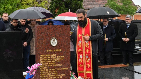 НАЈГОРИ ЈЕ ЗЛОЧИН НАД ДЕЦОМ: Положени венци на гроб мале Милице Ракић, страдале пре 25 година у НАТО бомбардовању НАЈГОРИ ЈЕ ЗЛОЧИН НАД ДЕЦОМ: Положени венци на гроб мале Милице Ракић, страдале пре 25 година у НАТО бомбардовању