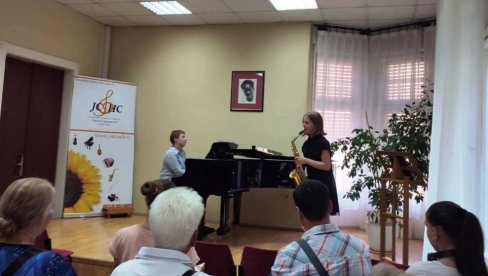 KIKI LAUREAT NAGRADE: Mala saksofonistikinja iz Paraćina najbolja u državi (FOTO) KIKI LAUREAT NAGRADE: Mala saksofonistikinja iz Paraćina najbolja u državi (FOTO)