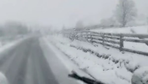 ХАОС У РЕГИОНУ - ОЛУЈА РЕНАТА ДИВЉА У РУМУНИЈИ: Ветар руши билборде и дрвеће, издато упозорење за могуће поплаве (ФОТО/ВИДЕО) ХАОС У РЕГИОНУ - ОЛУЈА РЕНАТА ДИВЉА У РУМУНИЈИ: Ветар руши билборде и дрвеће, издато упозорење за могуће поплаве (ФОТО/ВИДЕО)