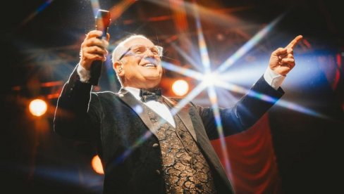 MNOGO LJUDI JE OSTALO ISPRED: Željko Samardžić napravio pometnju u Skoplju, a nastao opšti delirijum kad su na binu oni izašli (FOTO/VIDEO) MNOGO LJUDI JE OSTALO ISPRED: Željko Samardžić napravio pometnju u Skoplju, a nastao opšti delirijum kad su na binu oni izašli (FOTO/VIDEO)