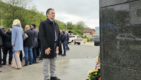 СА НАРОДОМ И У ДОБРУ И У ЗЛУ: Василије Перић, начелник Угљевика, на одавању почасти српским жртвама у Кравици СА НАРОДОМ И У ДОБРУ И У ЗЛУ: Василије Перић, начелник Угљевика, на одавању почасти српским жртвама у Кравици