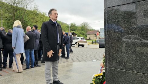 SA NARODOM I U DOBRU I U ZLU: Vasilije Perić, načelnik Ugljevika, na odavanju počasti srpskim žrtvama u Kravici SA NARODOM I U DOBRU I U ZLU: Vasilije Perić, načelnik Ugljevika, na odavanju počasti srpskim žrtvama u Kravici
