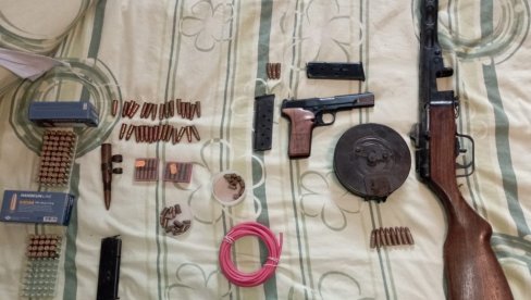 OPLJAČKALI KIOSK, ZAKLJUČALI RADNICU: Kada je policija pretresla stan u Podgorici, odmah ih je uhapsila (FOTO) OPLJAČKALI KIOSK, ZAKLJUČALI RADNICU: Kada je policija pretresla stan u Podgorici, odmah ih je uhapsila (FOTO)
