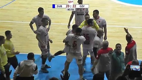 SKANDAL U LESKOVCU! Igrači Zvezde napustili teren usred meča (VIDEO) SKANDAL U LESKOVCU! Igrači Zvezde napustili teren usred meča (VIDEO)